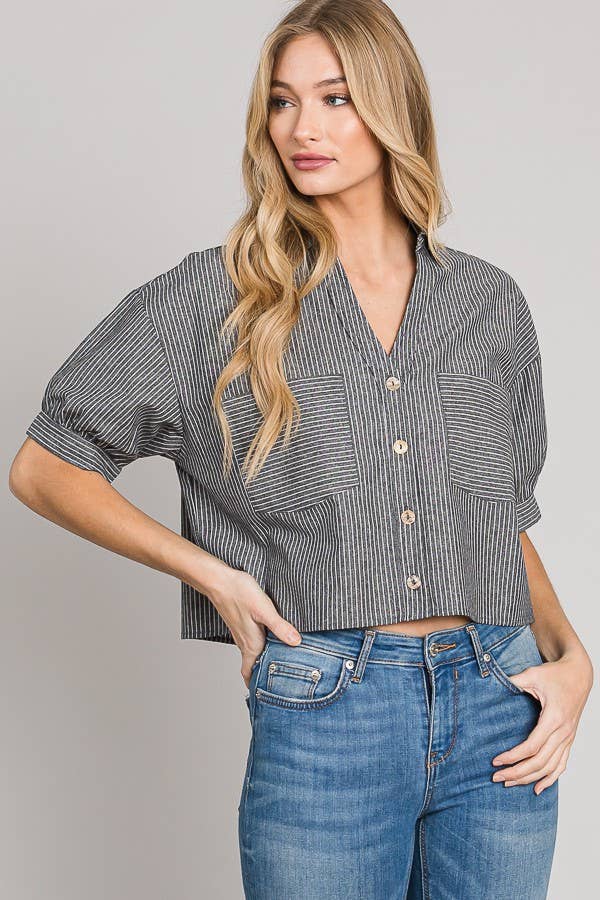 C090-T1172 - Short sleeve button down crop shirt with pockets