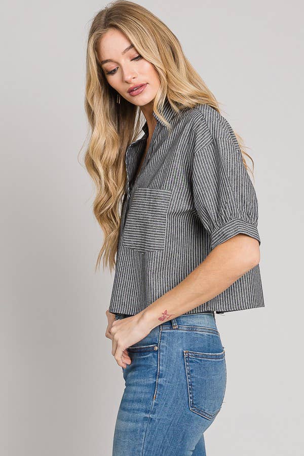 C090-T1172 - Short sleeve button down crop shirt with pockets
