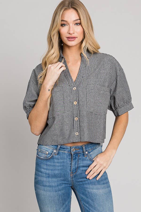 C090-T1172 - Short sleeve button down crop shirt with pockets