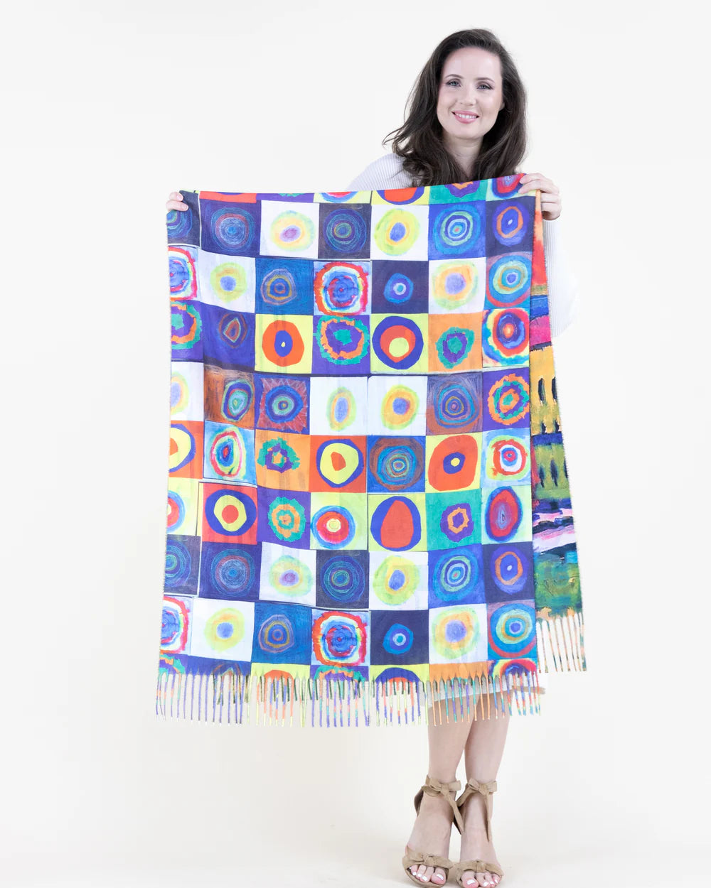 Museum Vibrant Apt / Geo Scarf